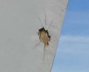 Perforación con grietas radiales en la superficie de una pala