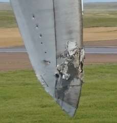 Punta de pala de aerogenerador con erosión y pérdida de material en el borde de ataque