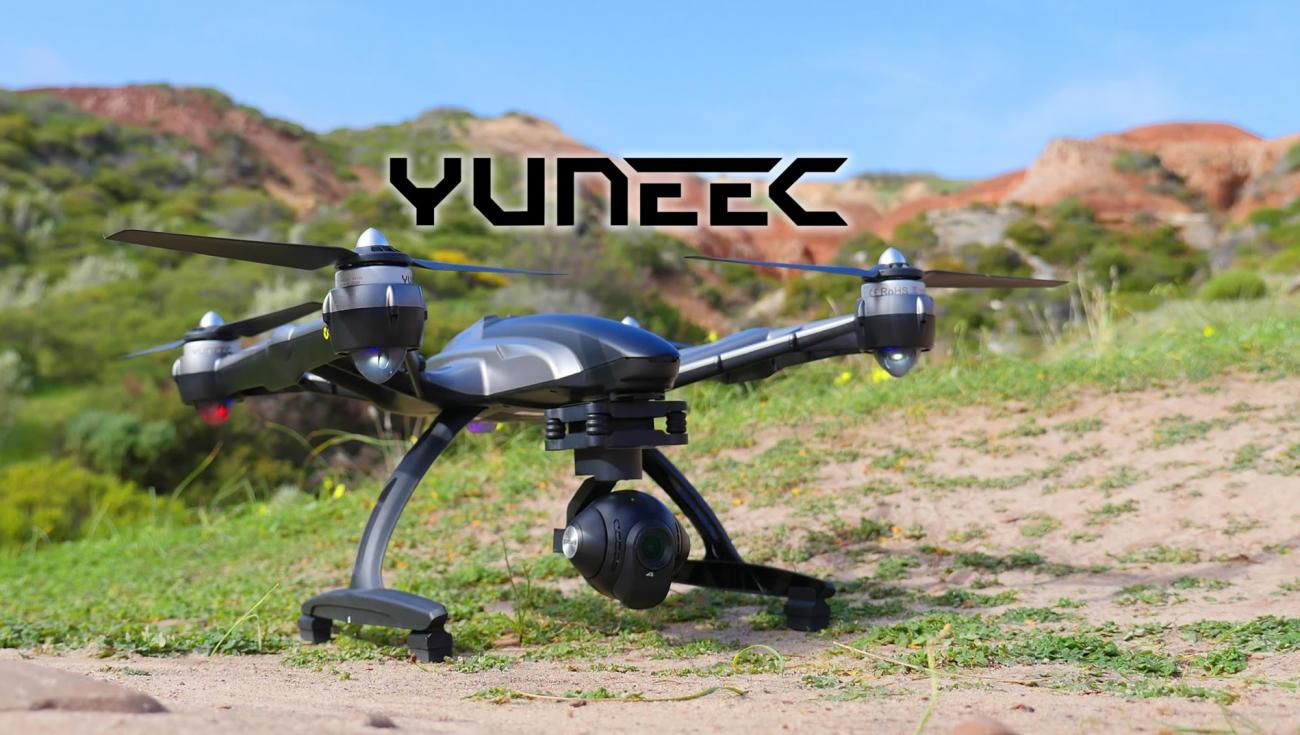Dron Yuneec con cámara estabilizada sobre el terreno