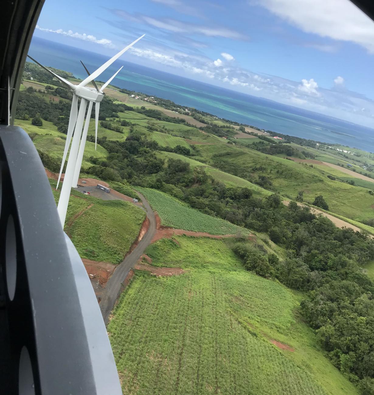 Vista aérea de un aerogenerador junto a la costa de Guadalupe, parque eólico de Sainte-Rose