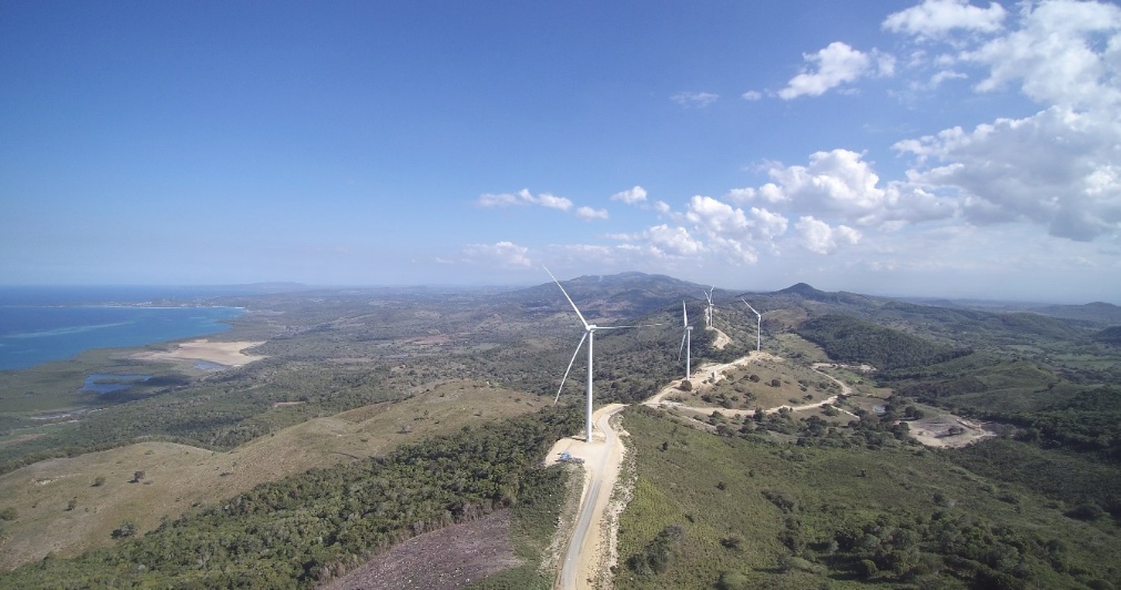 Aerogeneradores del parque de Guanillo (República Dominicana) durante la construcción