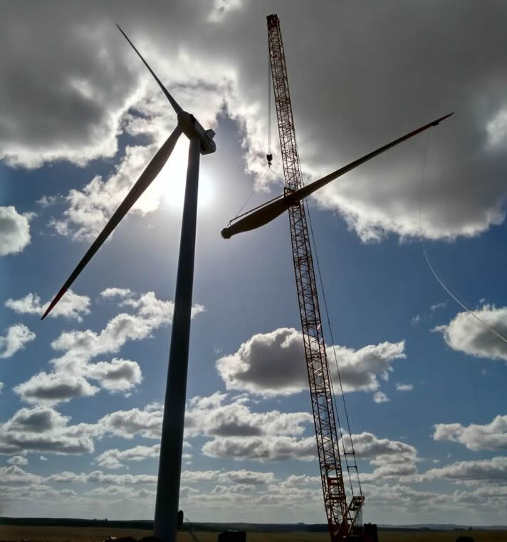 Izado de una pala con grúa en el parque Julieta (Uruguay), montado por el equipo de Greenwork