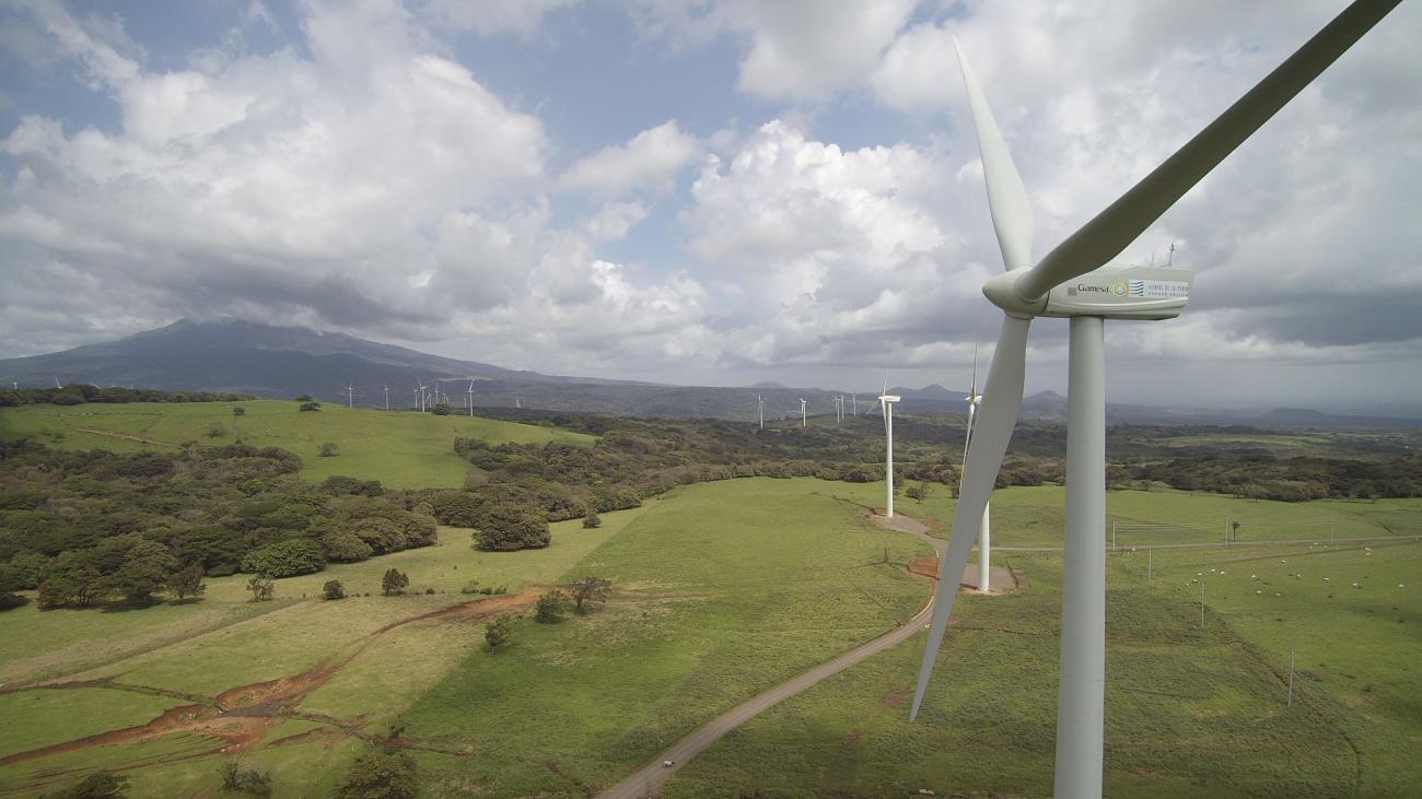 Aerogenerador Gamesa del complejo eólico Alisios, Costa Rica, visto desde el aire