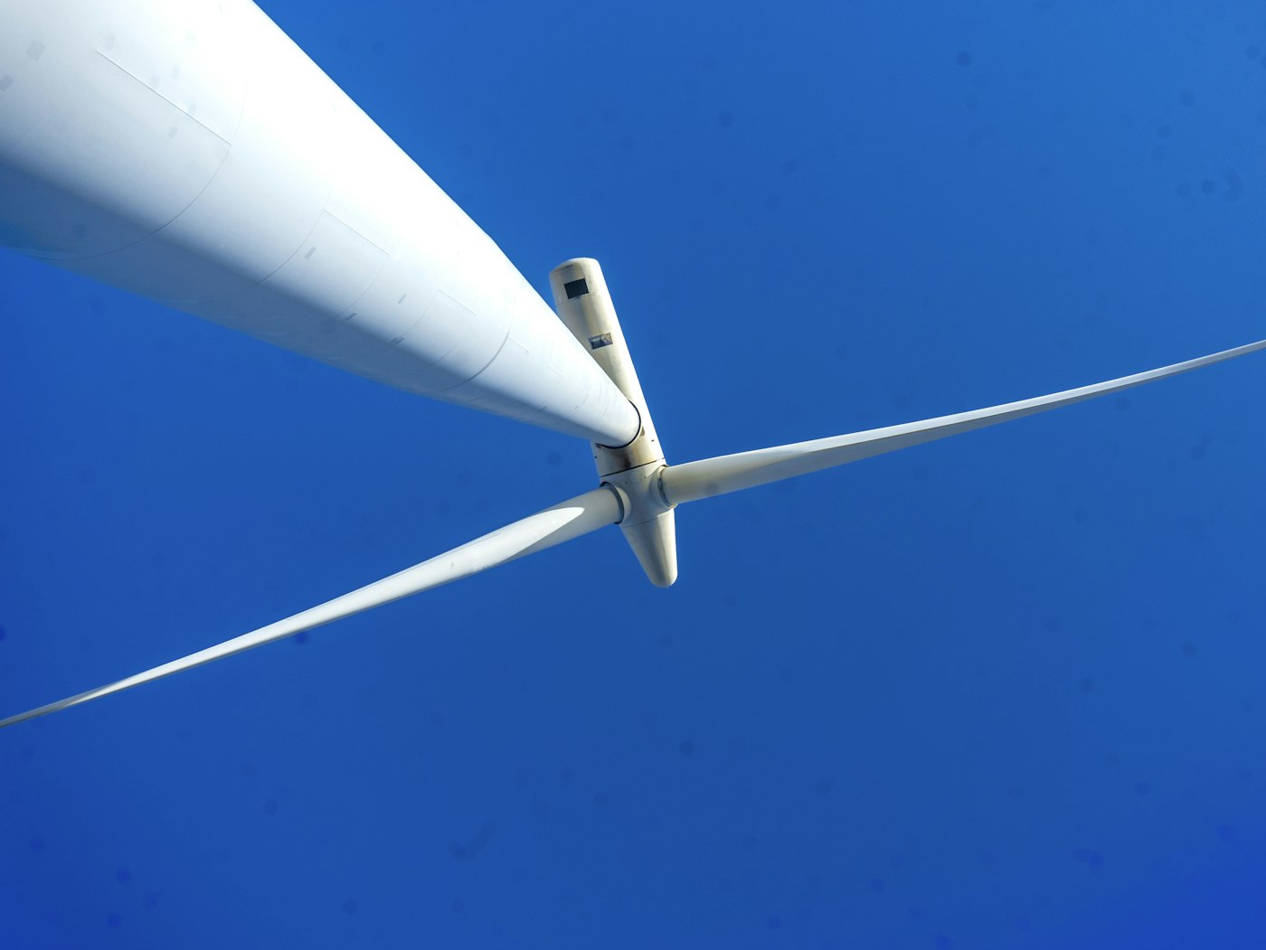 Pala de aerogenerador vista desde abajo, objetivo de una inspección con dron